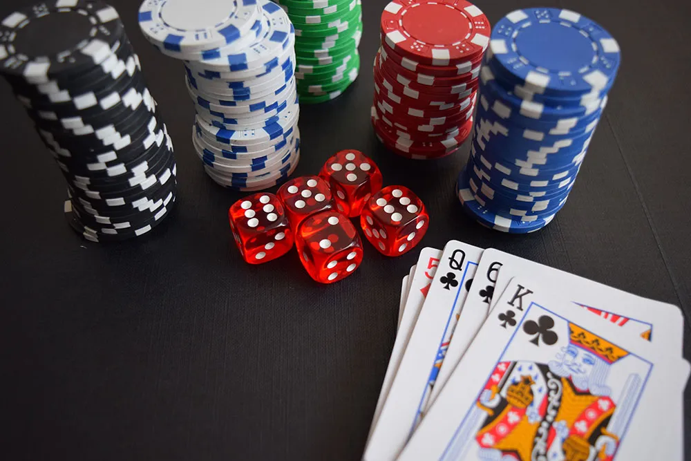 Jugar en casinos online es legal fichas dados cartas póker